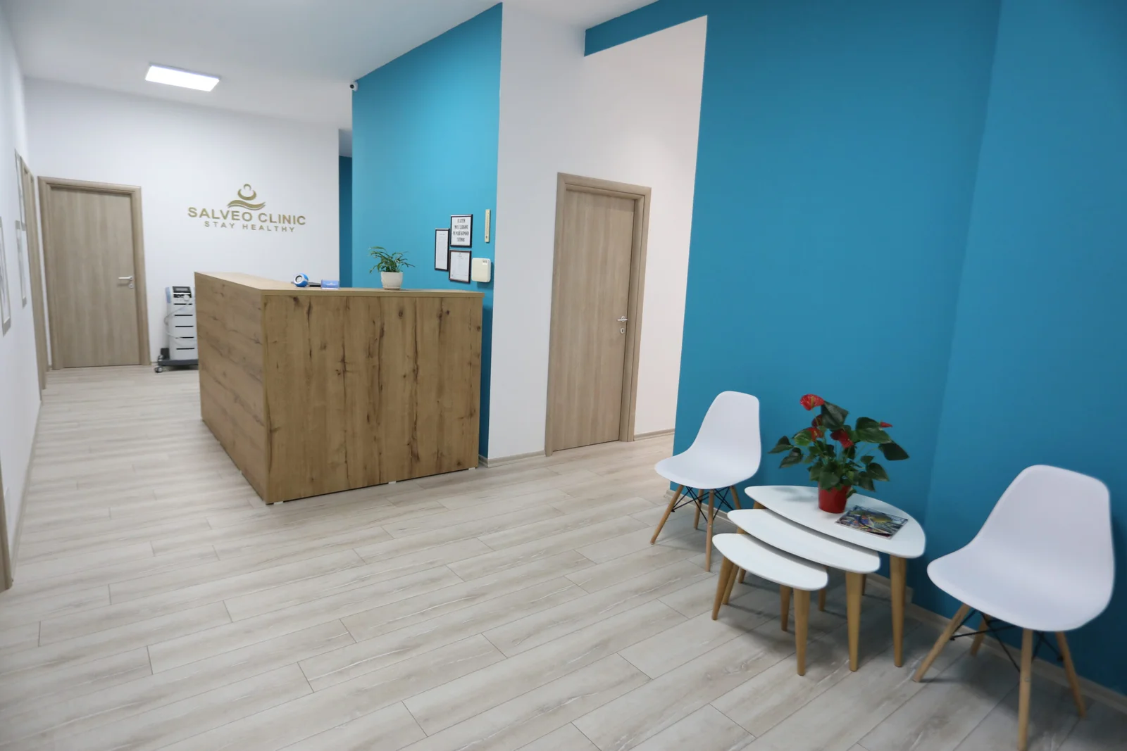 Reception and waiting area at Salveo Clinic